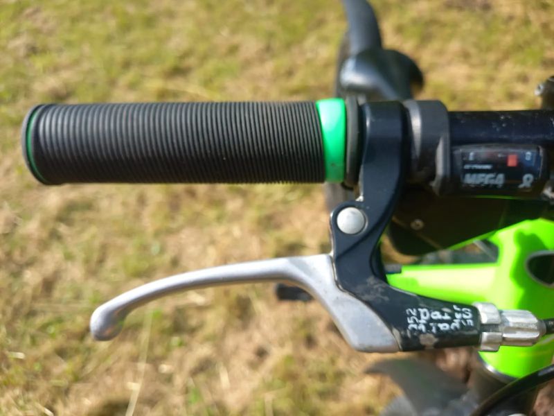 7,7 kg ultralehké dětské zelené kolo Kubikes 20L MTB od 110 cm, vylepšené o PÁČKOVÉ ŘAZENÍ, blatníky