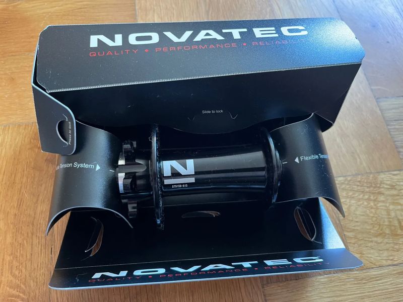 Přední náboj Novatec Boost Spec (110 mm, 32 děr)