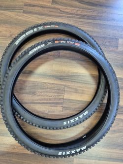 Nové pláště Přední: Maxxis Assegai 2.5WT Zadní: Maxxis Minion DHR II 2.4 WT 