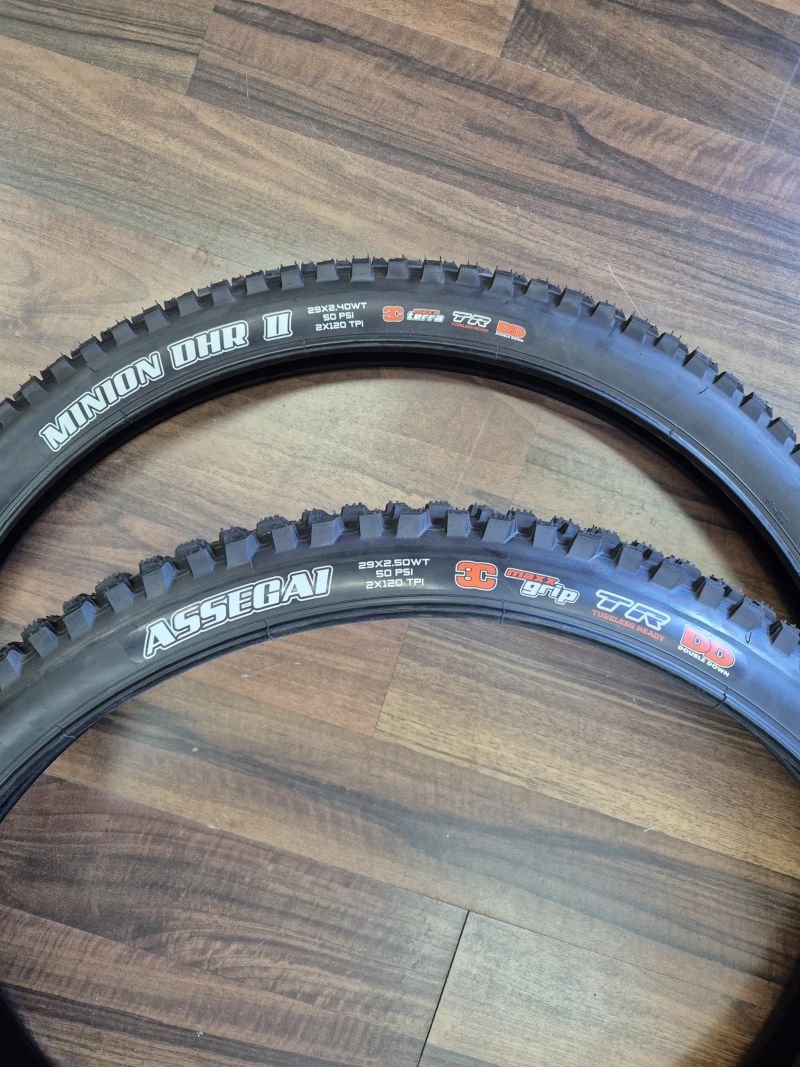 Nové pláště Přední: Maxxis Assegai 2.5WT Zadní: Maxxis Minion DHR II 2.4 WT 