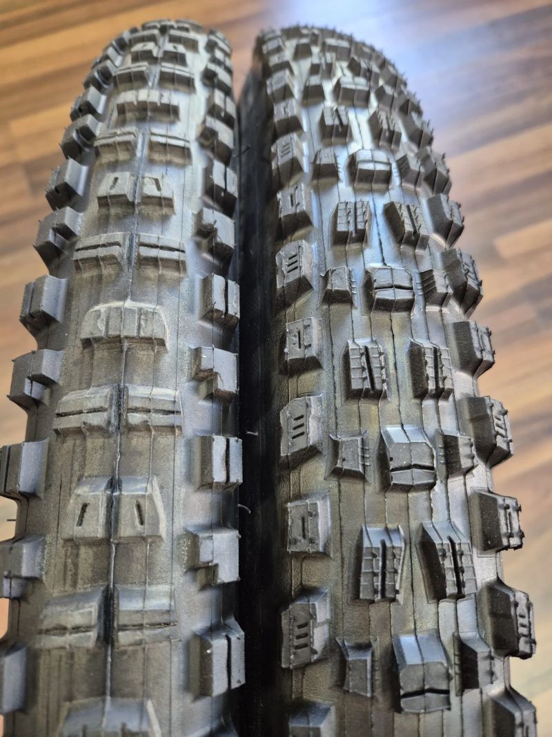 Nové pláště Přední: Maxxis Assegai 2.5WT Zadní: Maxxis Minion DHR II 2.4 WT 