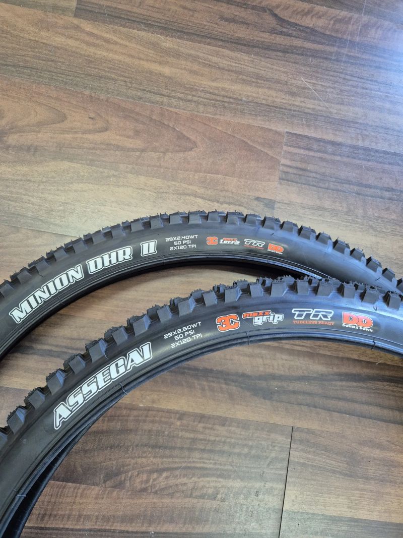 Nové pláště Přední: Maxxis Assegai 2.5WT Zadní: Maxxis Minion DHR II 2.4 WT 
