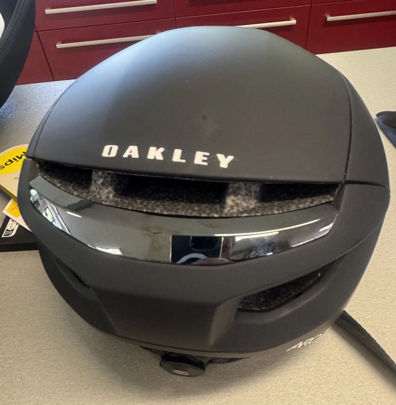 Oakley Aro7 vel M top prilba nova 