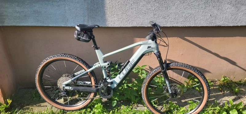 Prodám celoodpružené elektrokolo cube stereo hybrid 120 pro 625.