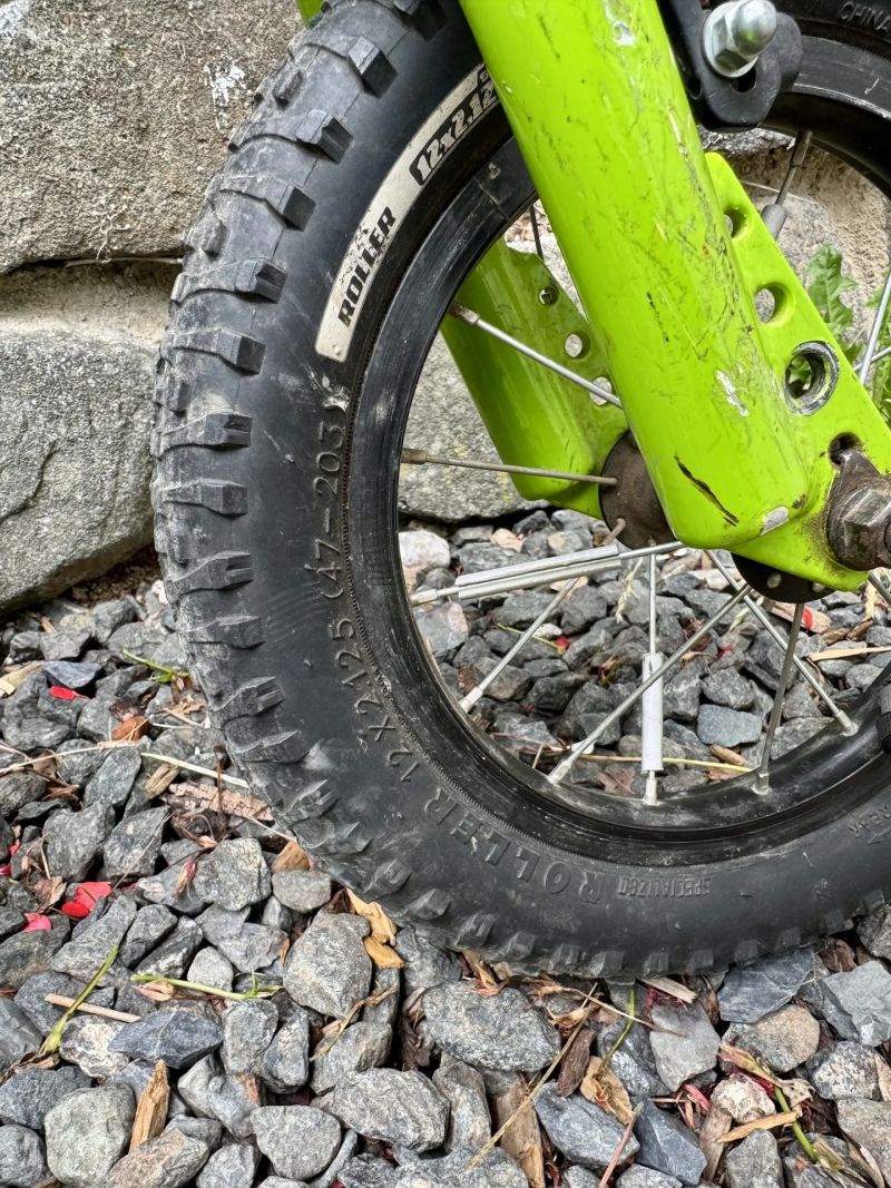 Dětské kolo Specialized Hotrock 12 + příslušenství