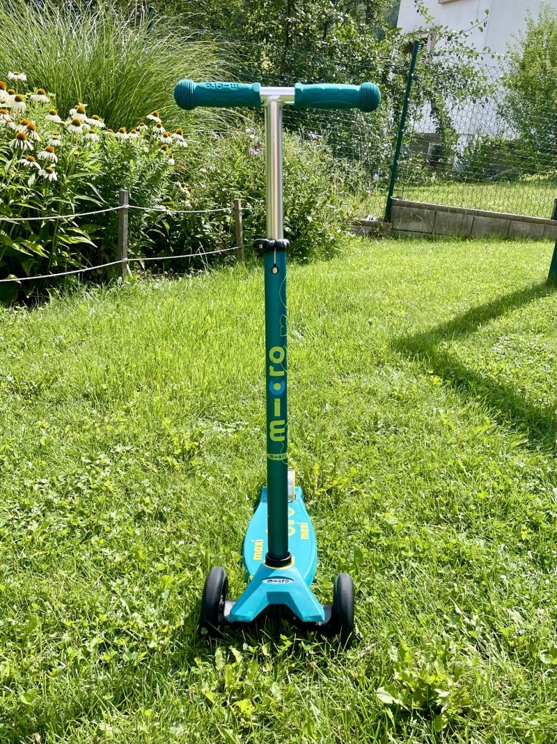 Koloběžka Micro Maxi Deluxe blue - VELMI DOBRÝ STAV