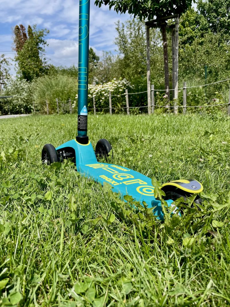 Koloběžka Micro Maxi Deluxe blue - VELMI DOBRÝ STAV