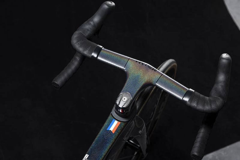 Winspace T1600 Shimano Utegra Di2, celokarbon