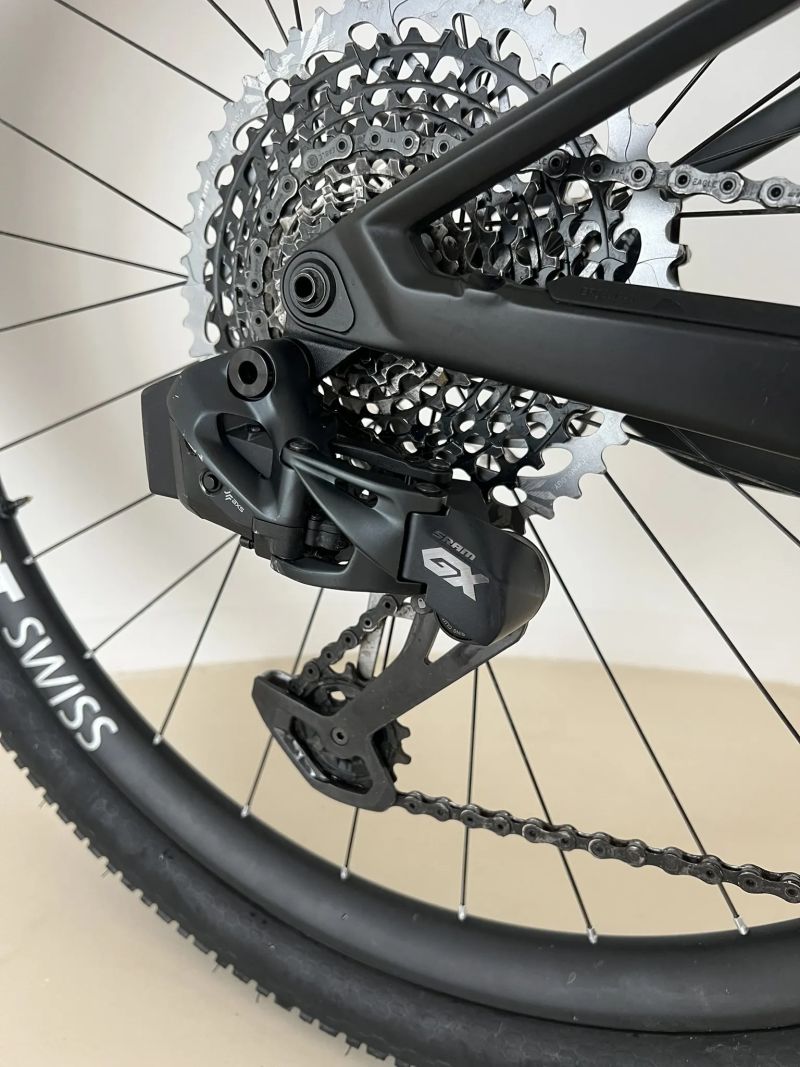 Canyon Lux SLX 9.0 vel L. Sram AXS 