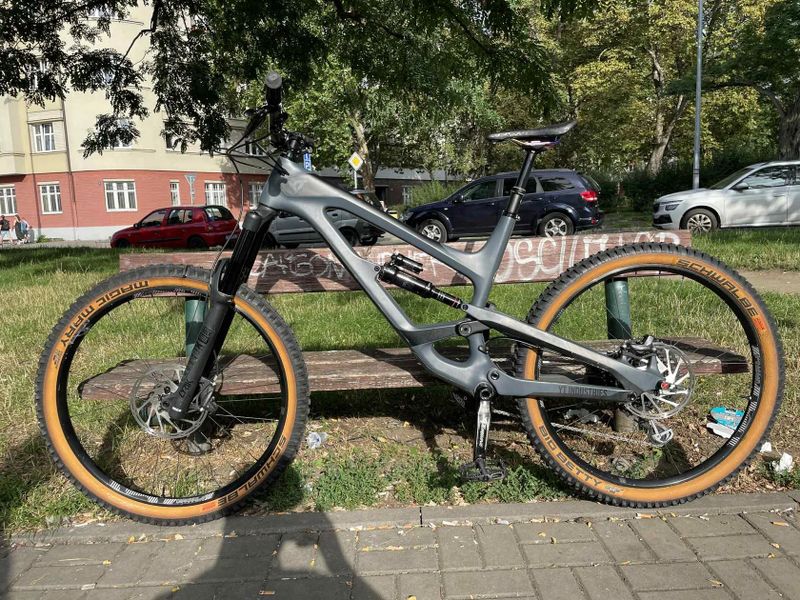 YT Capra Cf Pro