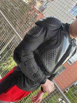 Prodám celotělovou ochrannou věstu FOX na trailové ježdění a skoky