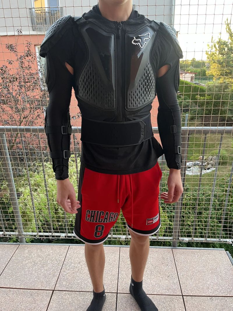 Prodám celotělovou ochrannou věstu FOX na trailové ježdění a skoky