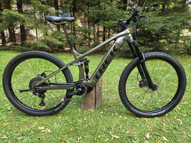Horské celoodpružené elektrokolo Trek Rail 5 gen.3, 625 Wh, model 2022
