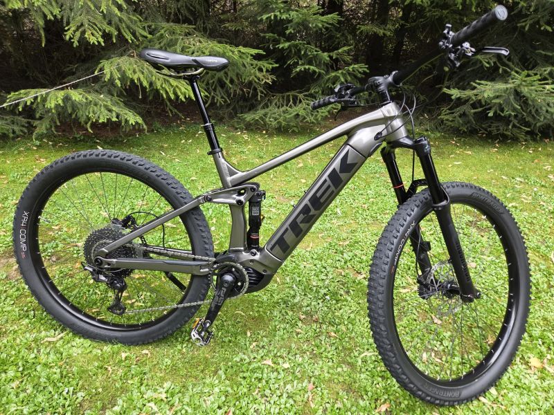 Horské celoodpružené elektrokolo Trek Rail 5 gen.3, 625 Wh, model 2022