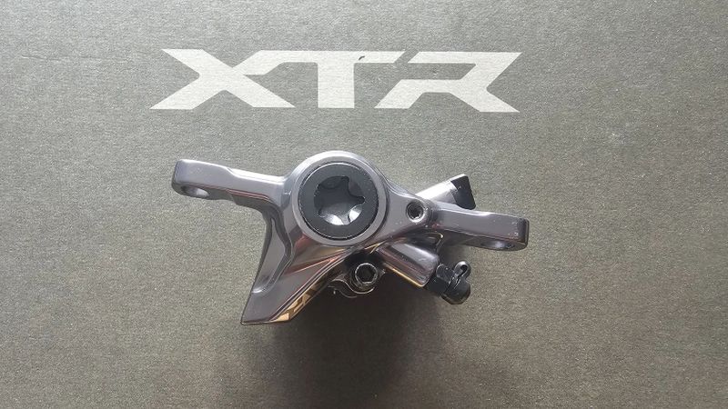 nový brzdový třmen Shimano XTR M9200 