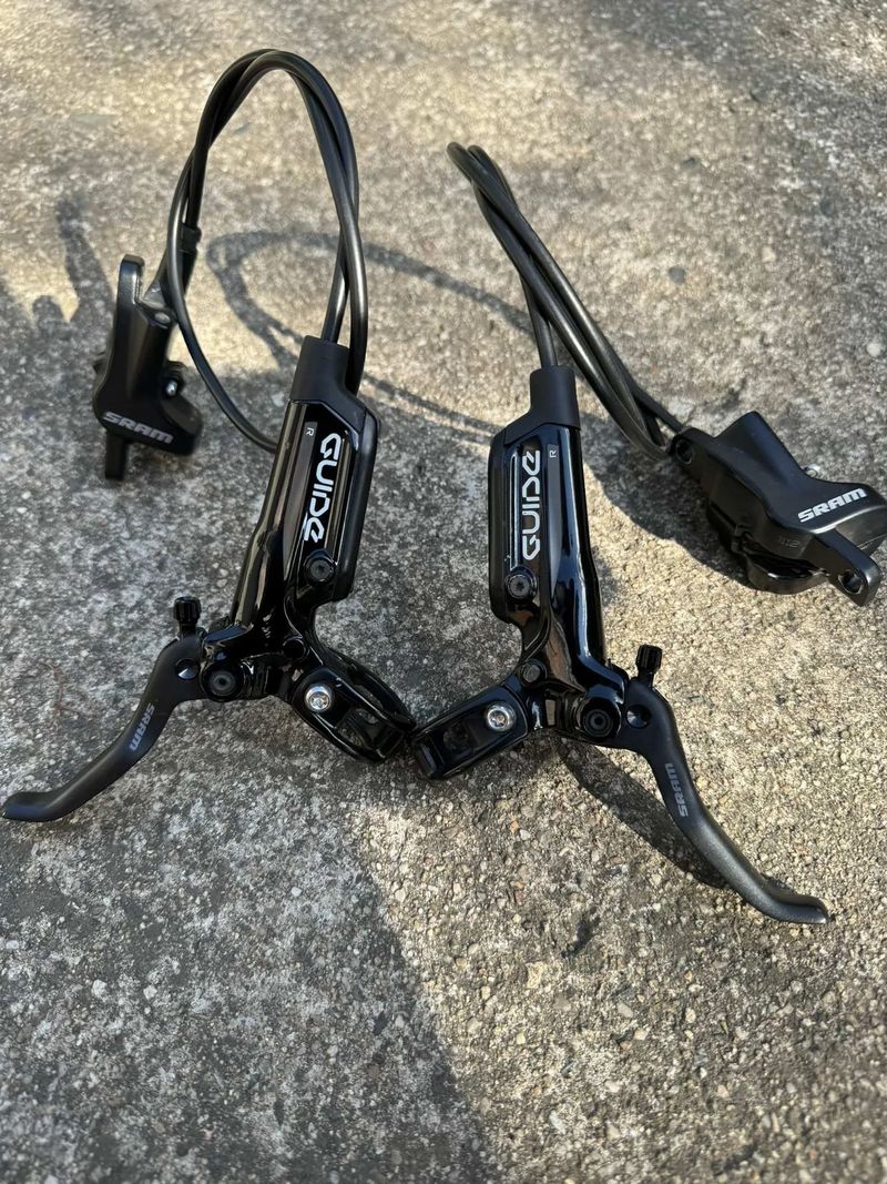 Brzdy SRAM - páky Guide R, třmeny Level