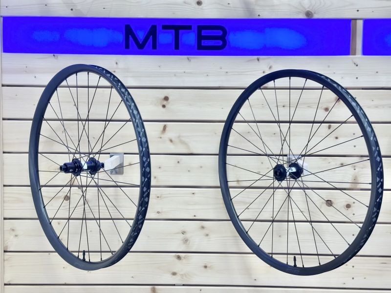Karbonová kola 29" EIE A29C28D23 - SL | Boost | Centerlock | DT Swiss 350 | Sapim Race | 1367 gramů