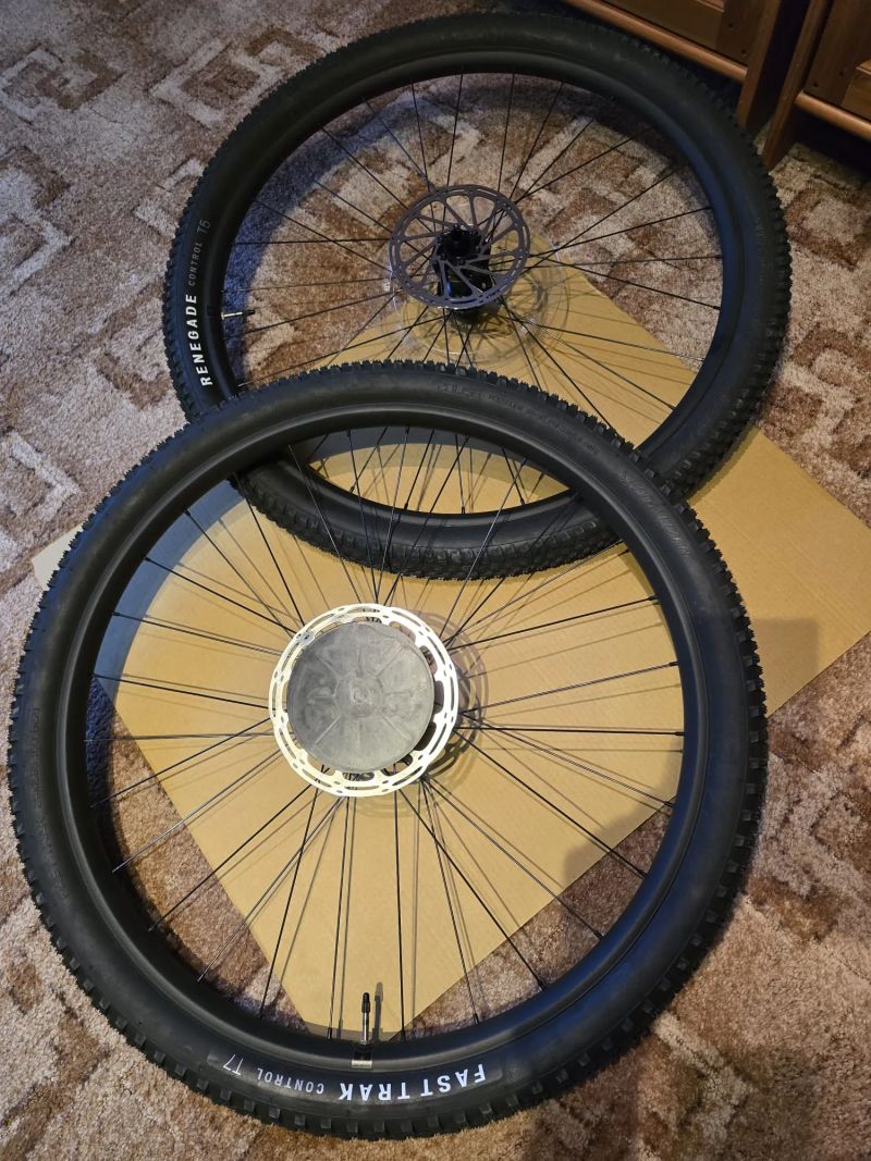 Specialized Alloy 29, 28mm internal width, tubeless