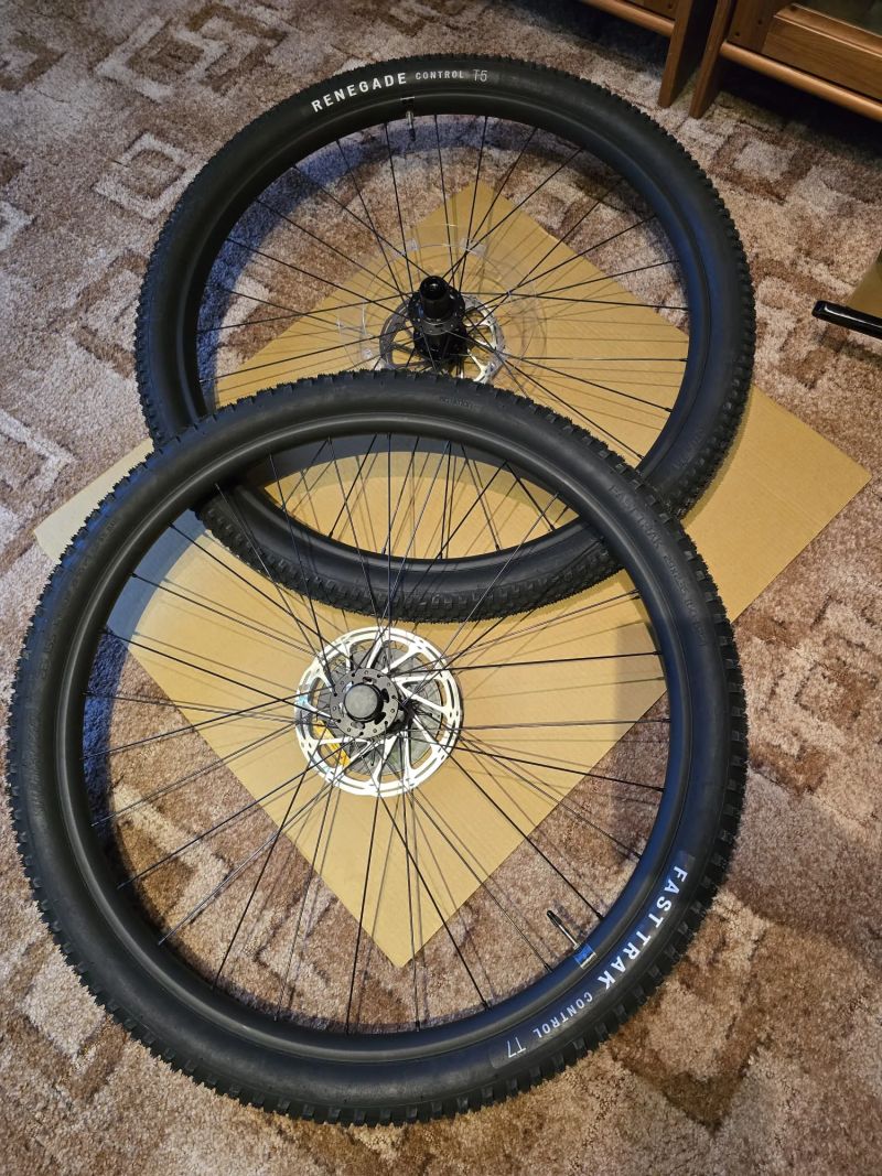 Specialized Alloy 29, 28mm internal width, tubeless