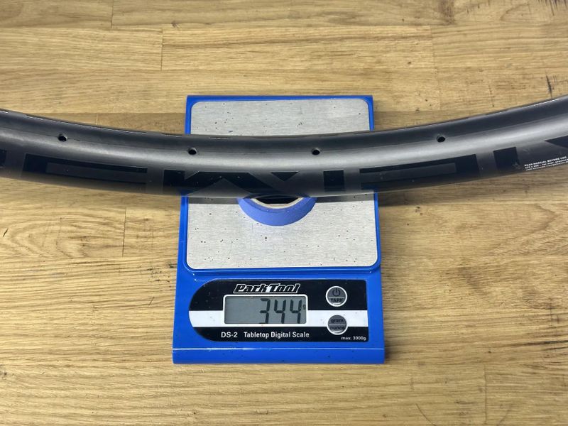 29" karbonový ráfek Newmen X.A.30 | 28 děr | 344 gramů