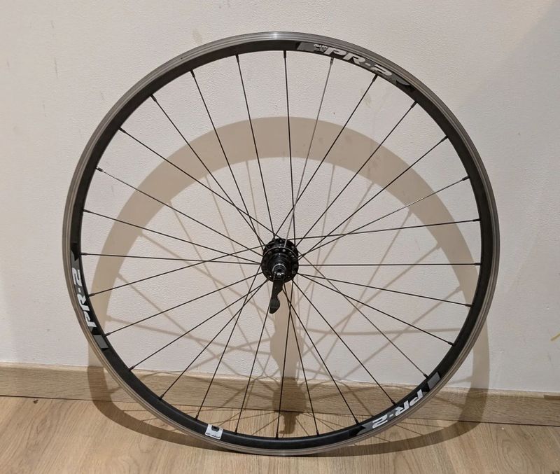 Silniční zapletená kola Giant P-R2