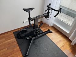 Prodám Wahoo KICKR BIKE V1 – chytré cyklistické kolo/trenažér