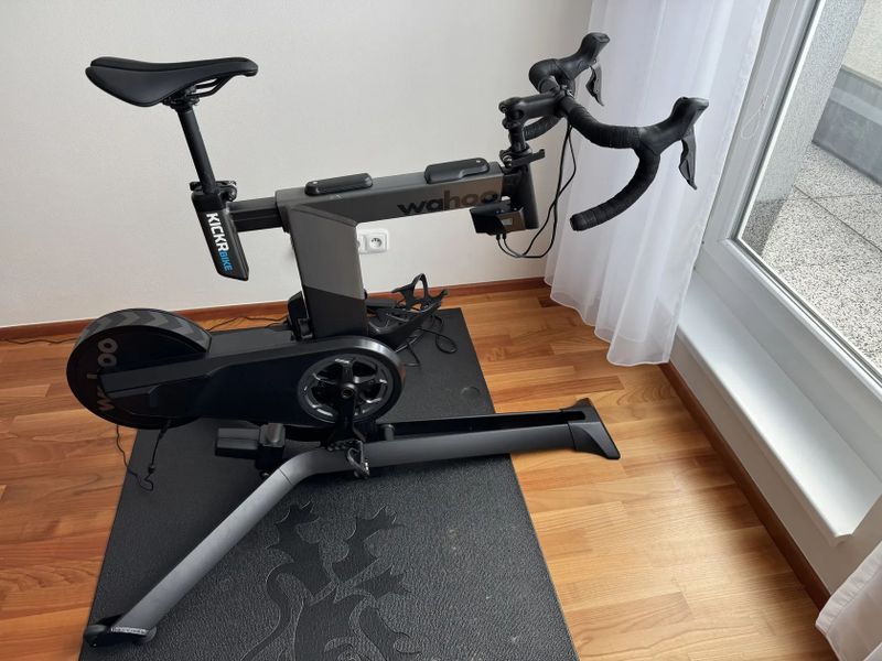 Prodám Wahoo KICKR BIKE V1 – chytré cyklistické kolo/trenažér / Rezervace do 6.10