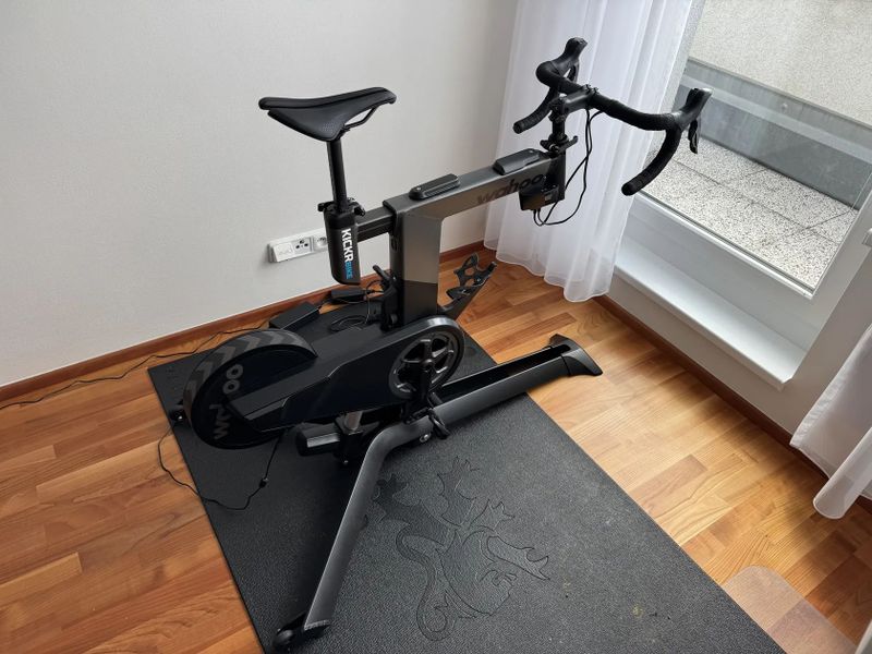 Prodám Wahoo KICKR BIKE V1 – chytré cyklistické kolo/trenažér / Rezervace do 6.10