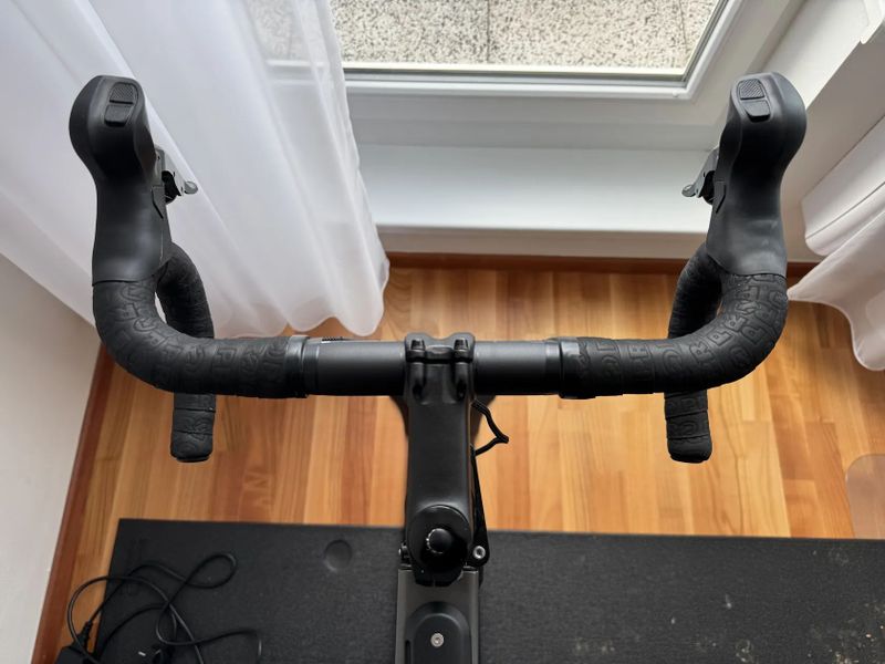 Prodám Wahoo KICKR BIKE V1 – chytré cyklistické kolo/trenažér / Rezervace do 6.10
