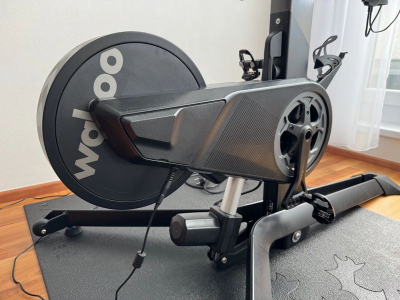 Prodám Wahoo KICKR BIKE V1 – chytré cyklistické kolo/trenažér / Rezervace do 6.10