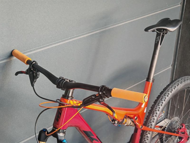 KTM Scarp Elite AXS Red Chrome, váha 9,93 kg