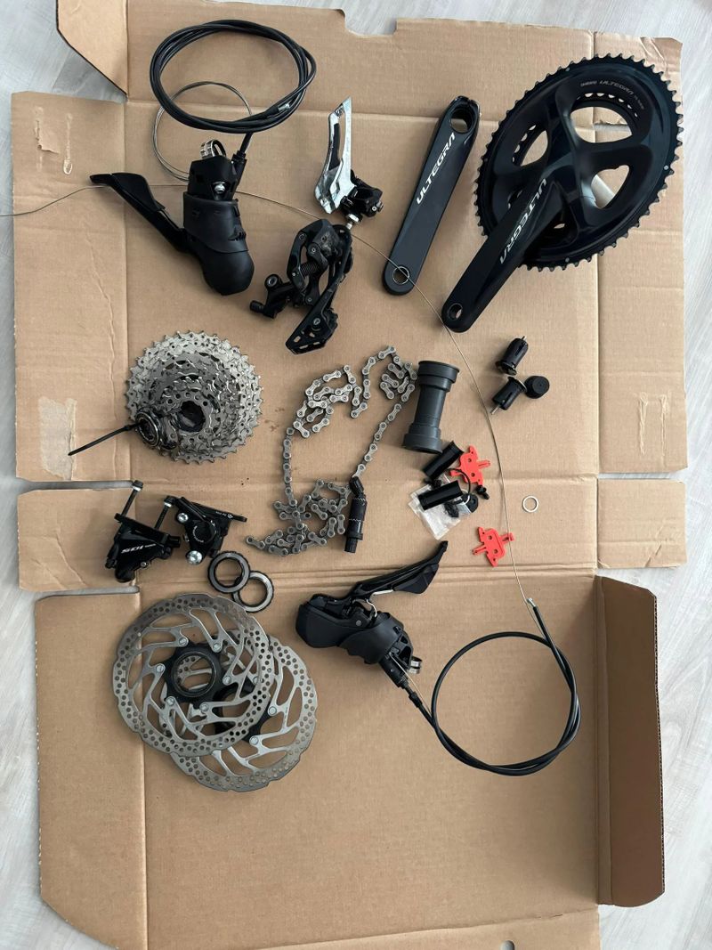 Sada 2x11 Shimano Ultegra (kliky) a 105 zbytek kotoučová