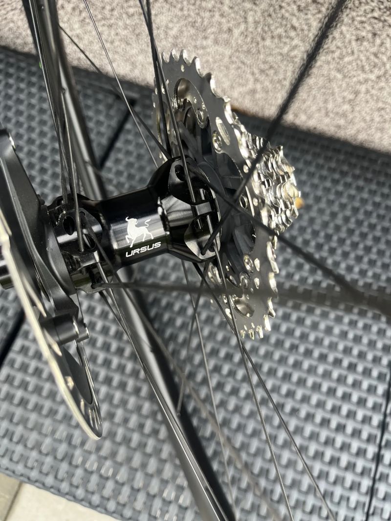 Italská karbonová kola Ursus Miura TC37 Disc CL