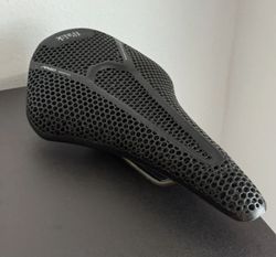 Sedlo Fizik Vento Argo R3 Adaptive vel. 150 (záruka)