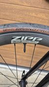Cervélo Caledonia velikost rámu 58, Sram Force AXS, kola Zipp 303 Firecrest