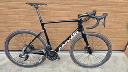 Cervélo Caledonia velikost rámu 58, Sram Force AXS, kola Zipp 303 Firecrest