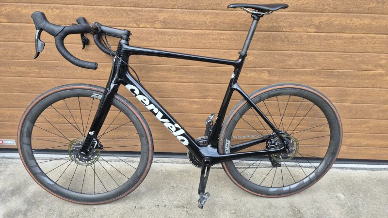 Cervélo Caledonia velikost rámu 58, Sram Force AXS, kola Zipp 303 Firecrest