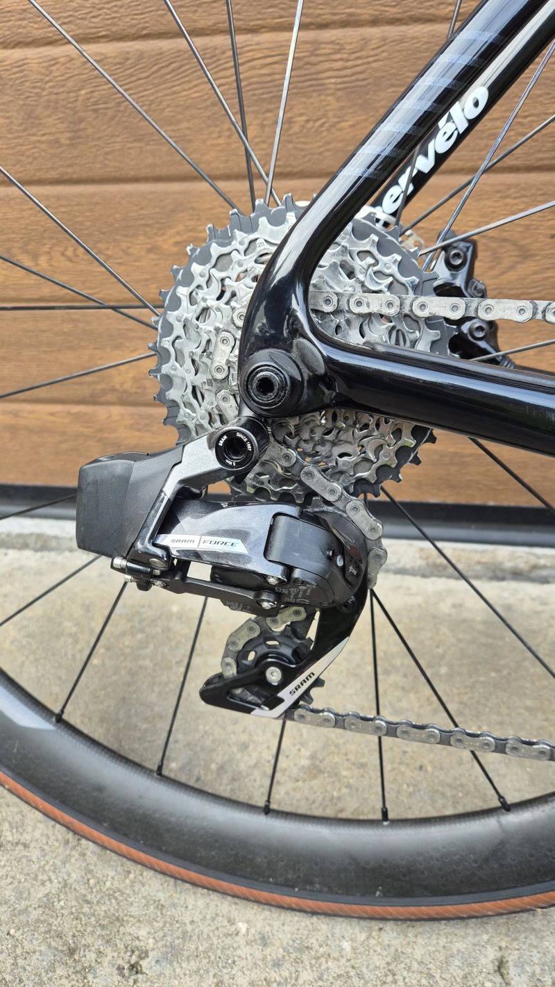 Cervélo Caledonia velikost rámu 58, Sram Force AXS, kola Zipp 303 Firecrest