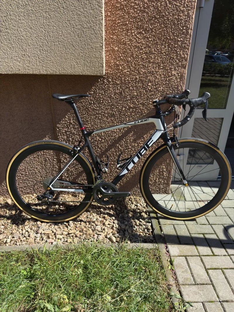 Karbonové silniční kolo Cube Attain Race GTC
