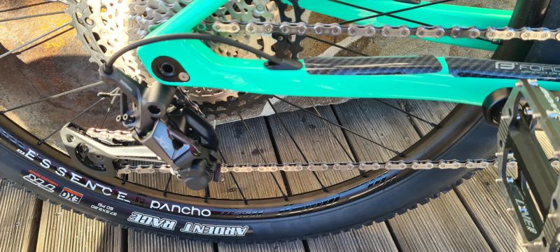 Prodám MTB hardtail karbon 27,5" velikost 15" nejeté