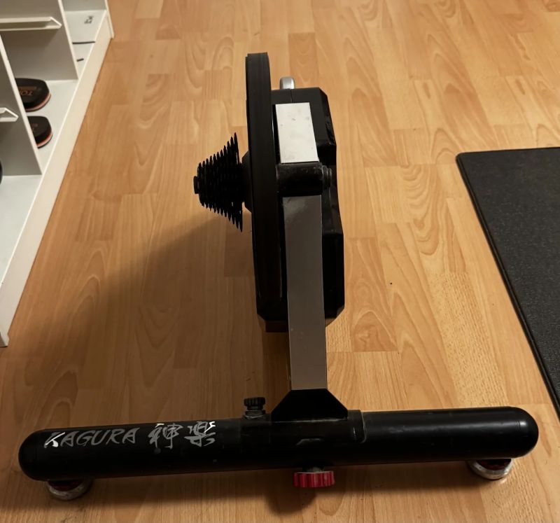 Cyklo trenažer Minoura Kagura LSD9200 2200 W Fe černý