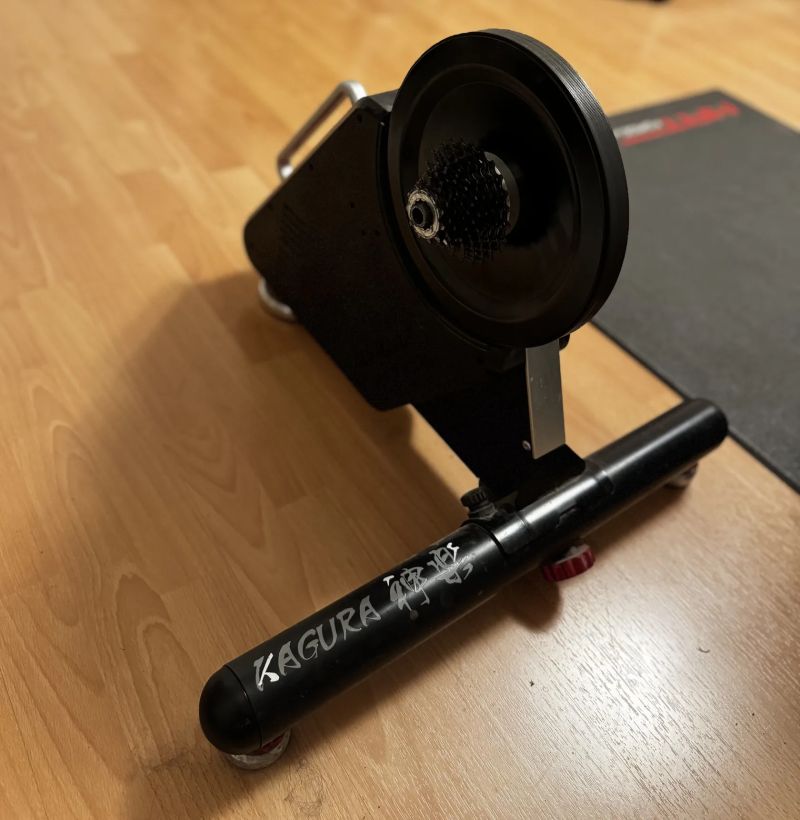 Cyklo trenažer Minoura Kagura LSD9200 2200 W Fe černý