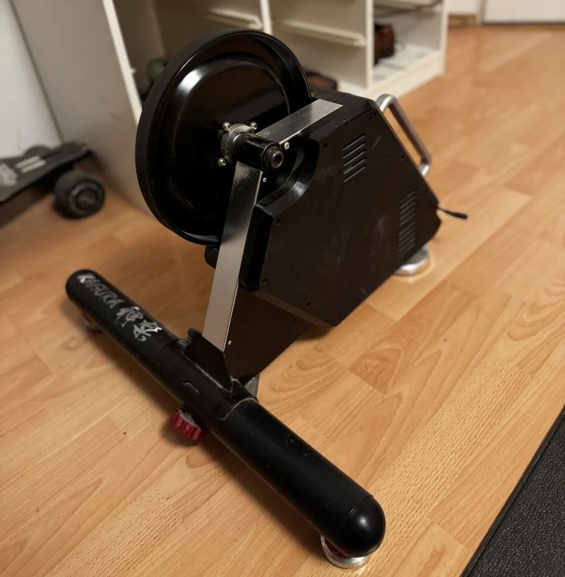 Cyklo trenažer Minoura Kagura LSD9200 2200 W Fe černý