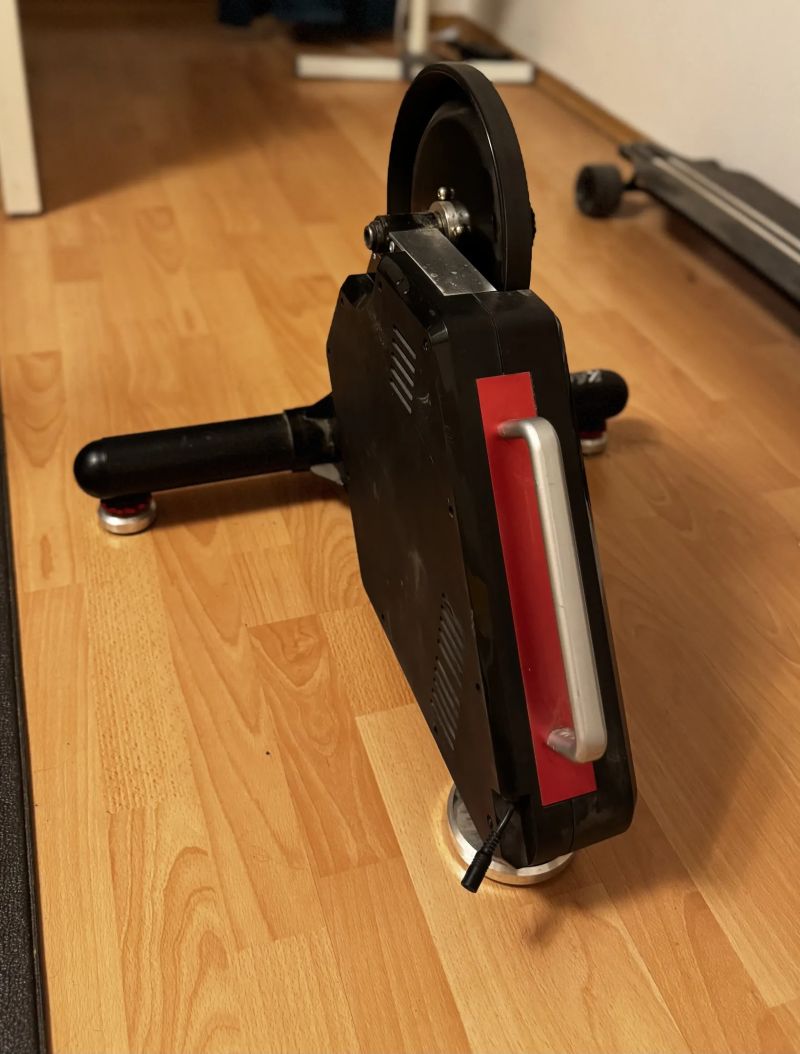 Cyklo trenažer Minoura Kagura LSD9200 2200 W Fe černý