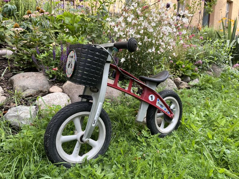 Odrážedlo Firstbike Street + košík + adaptéry na snížení