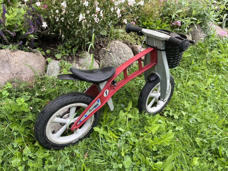 Odrážedlo Firstbike Street + košík + adaptéry na snížení
