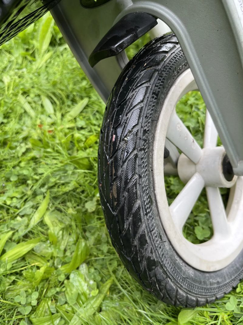 Odrážedlo Firstbike Street + košík + adaptéry na snížení