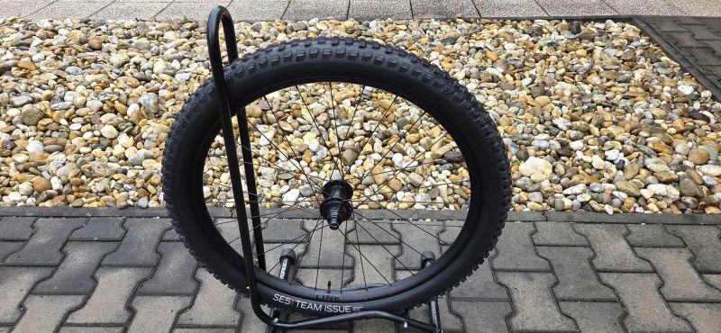 Zadní kolo 27,5“ Bontrager Line Comp 30, XD ořech, 6 šroubů, Boost148 mm + plášť Bontrager SE5