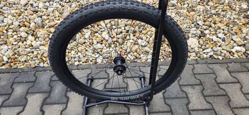 Zadní kolo 27,5“ Bontrager Line Comp 30, XD ořech, 6 šroubů, Boost148 mm + plášť Bontrager SE5
