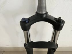 Vidlice Suntour XCM na pevnou osu boost